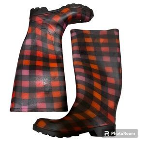 Checkered colored rain boots in good condition.